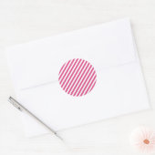 Diagonal pink and white stripes pattern runder aufkleber (Umschlag)