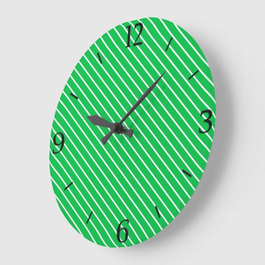 Diagonal pinstripes - emerald green and white große wanduhr (Winkel)