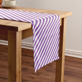 Diagonal purple and white stripes pattern kurzer tischläufer
