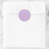 Diagonal purple and white stripes pattern runder aufkleber (Tasche)