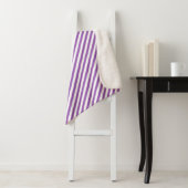 Diagonal purple and white stripes pattern sherpadecke (Beispiel)
