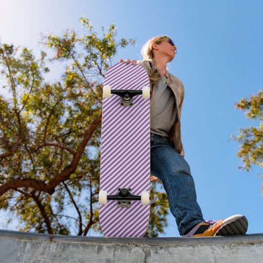 Diagonal purple and white stripes pattern skateboard (Außenbereich 1)