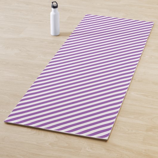 Diagonal purple and white stripes pattern yogamatte (Beispiel)