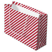 Diagonal red and white stripes pattern große geschenktüte (Vorderseite Schrägansicht)