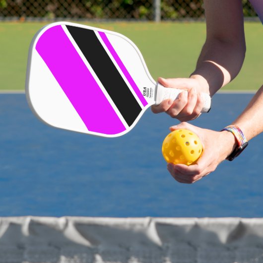 Diagonal Schwarz-Rosa-Streifen auf Weiß Pickleball Schläger (InSitu)