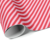 Diagonal Striped Pattern Red Pink Medium Stripe Geschenkpapier (Rolleneckpunkt)