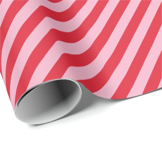Diagonal Striped Pattern Red Pink Wide Stripe Geschenkpapier (Rolleneckpunkt)