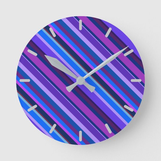 Diagonal stripes in blue and purple runde wanduhr (Vorderseite)