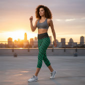 Diagonale Aquamarine Streifen auf schwarz farbverä Capri Leggings