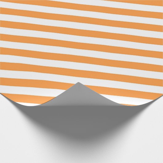 Diagonale orange und weiße Streifenmuster Geschenkpapier (Ecke)
