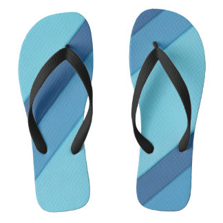 Diagonale Schatten der blauen Streifen FlipFlops Badesandalen