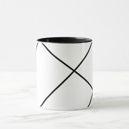Diagonale Streifen auf schwarz-weißer Tasse (Zentrum)