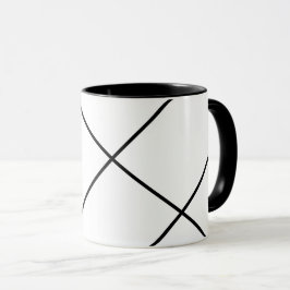 Diagonale Streifen auf schwarz-weißer Tasse