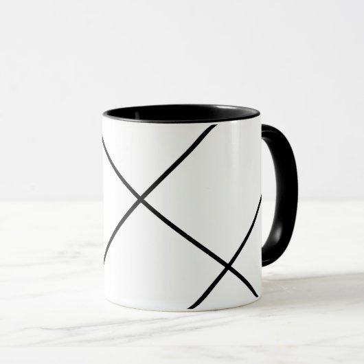 Diagonale Streifen auf schwarz-weißer Tasse (VorderseiteRechts)