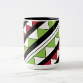 Diagonale Streifen grün gelbe Dreiecke Moderne Zweifarbige Tasse (Mittel)