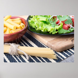 Diagonale Zusammensetzung auf einer Tabelle mit Poster