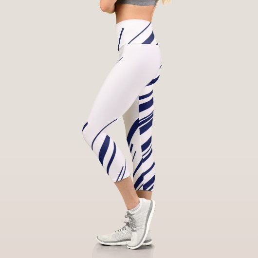 Diagonalen in Blau und Weiß Capri Leggings (Links)