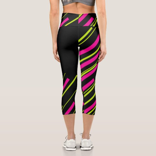 Diagonalen in Kalkgrün, Hot Rosa und Schwarz Capri Leggings (Rückseite)