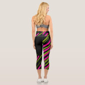 Diagonalen in Kalkgrün, Hot Rosa und Schwarz Capri Leggings (Rückseite)
