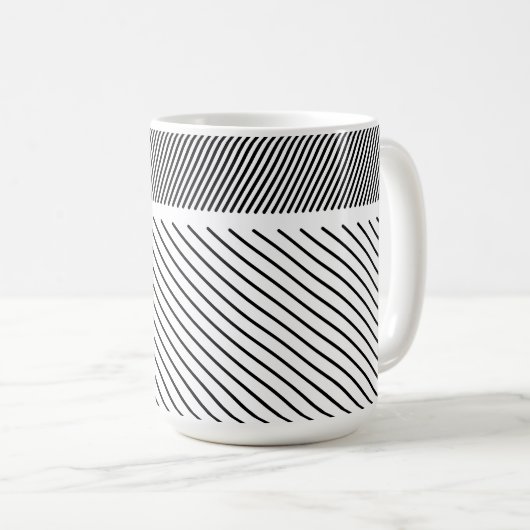 Diagonaler Rhythmus in Schwarz und Weiß Kaffeetasse (VorderseiteRechts)