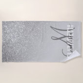 Diagonaler Silber Glitzer Gradient Ombre Monogramm Strandtuch (Vorderseite)