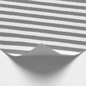 Diagonales grau-weiße Streifenmuster Geschenkpapier (Ecke)