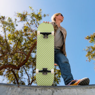 Diagonales limettengrün-weiße Streifenmuster Skateboard