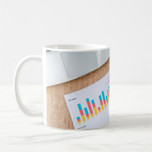 Diagramm Finanzdaten Kaffeetasse