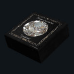 Diamant-Jubiläum-Geschenkboxen Erinnerungskiste<br><div class="desc">Ein Digitalbcon-Bilddesign mit einem platinsilberfarbenen Motiv mit einer Vielzahl von individuellen Bildern, Formen, Mustern, Stilen und Schriftart in dieser einzigartigen "Diamond Wedding Anniversary"-Geschenkboxen. Dieses ansprechende und elegante Design macht das perfekte Geschenk für das perfekte Paar, um diesen Meilenstein Jahrestag zu erreichen! Was für ein besseres, Erinnerungen für sie dann zu...</div>
