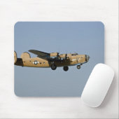 Diamant Lil B-24 Bomber, landend bei Oshkosh, Mousepad (Mit Mouse)
