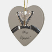 Diamant Verlobung Ring auf Grau Keramikornament (Links)