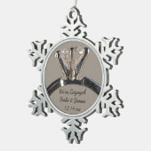 Diamant Verlobung Ring auf Grau Schneeflocken Zinn-Ornament (Rechts)