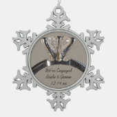 Diamant Verlobung Ring auf Grau Schneeflocken Zinn-Ornament (Vorderseite)