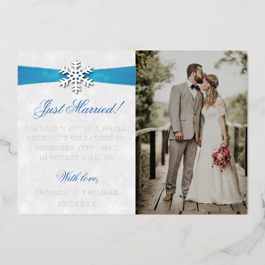 Diamante Snowflake & Blue Ribbon Winter Wedding Folieneinladung (Vorderseite)