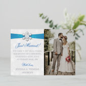 Diamante Snowflake & Blue Ribbon Winter Wedding Folieneinladung (Stehend vorne)