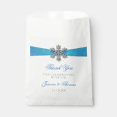 Diamante Snowflake & Blue Ribbon Winter Wedding Geschenktütchen (Vorderseite)