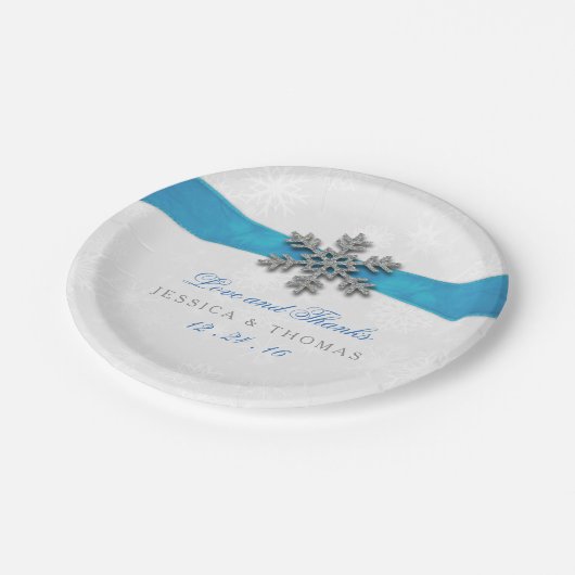 Diamante Snowflake & Blue Ribbon Winter Wedding Pappteller (Schrägansicht)
