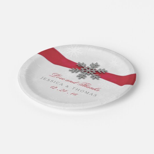Diamante Snowflake & Red Ribbon Winter Wedding Pappteller (Schrägansicht)