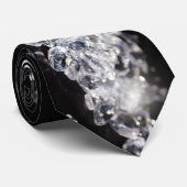 Diamanten auf einem schwarzen Hintergrund mit Krawatte (Gerollt)