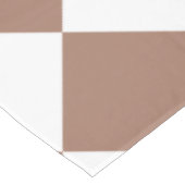 Diamantenmuster in Weiß und Mocha Mousse Tischdecke (Schrägansicht)