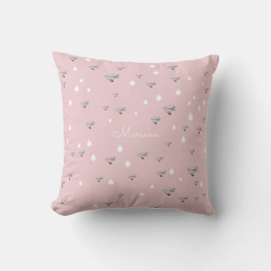 Diamantenraindrops, die auf rosa personalisierten  kissen