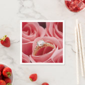 Diamantenring unter den Rose Napkins Serviette (Beispiel)
