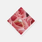 Diamantenring unter den Rose Napkins Serviette (Ecke)