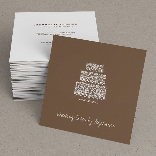 Diamantkuchen auf dunkelbraunem Brautkuchendekorat Quadratische Visitenkarte