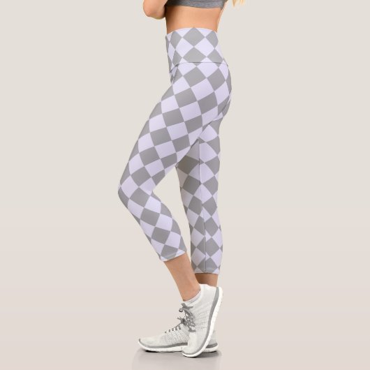 Diamantmuster in Grau und Lavendel Capri Leggings (Links)