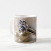 Diamantring und Perlen Hochzeit Kaffeetasse (Vorderseite Links)