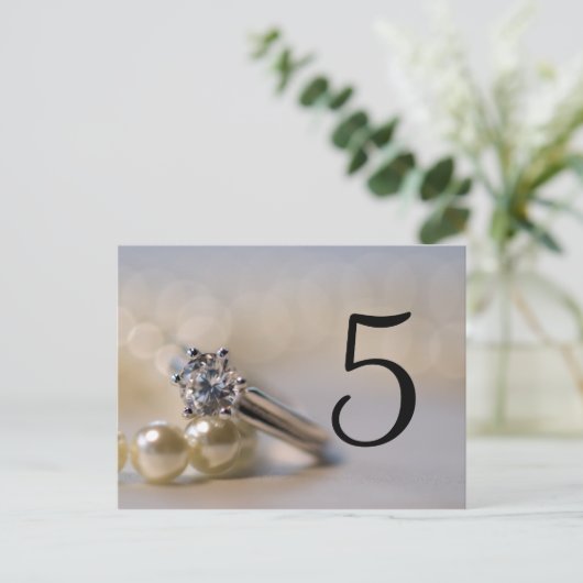 Diamantring und Perlen Hochzeitsfeiern Tischnummer (Stehend Vorderseite)