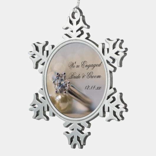 Diamantring und Perlen-Verlobung Schneeflocken Zinn-Ornament (Rechts)