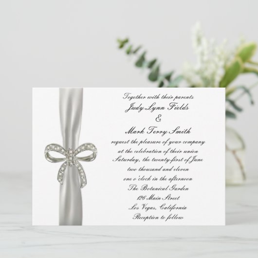 Diamond Bow Hochzeitseinladung Einladung (Stehend Vorderseite)