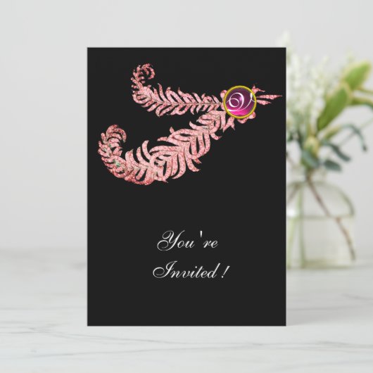 DIAMOND FEATHERS MONOGRAM, rote Ruby, rosa Einladung (Stehend Vorderseite)